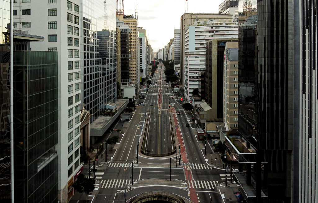Un vacía Avenida Paulista en la ciudad brasilera de Sao Paulo
