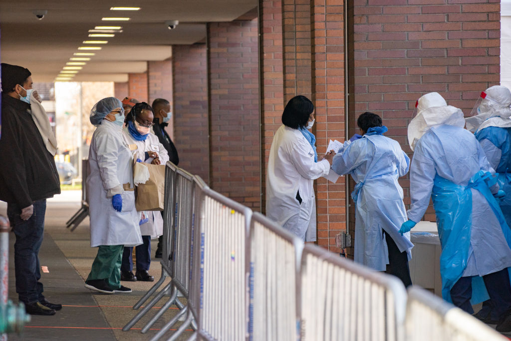 Personal médico aguarda la llega de pacientes del Covid-19 en el barrio de Brooklyn