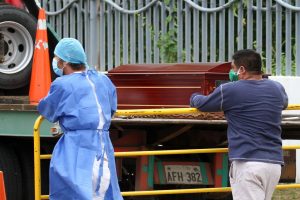 Ecuador en plena crisis del coronavirus sufre la acumulación de cadáveres en las casas