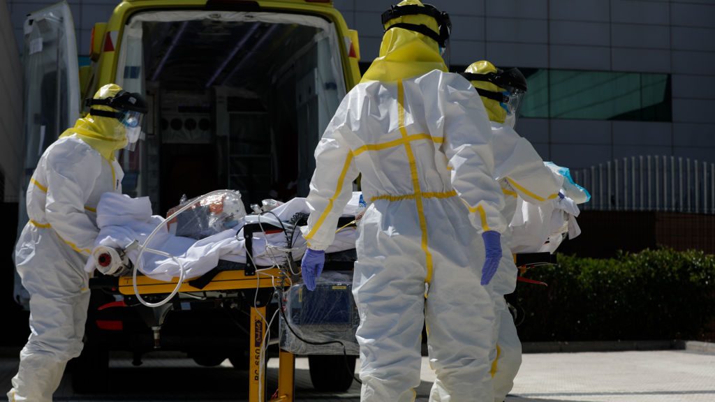 Trabajadores de la salud asisten a un paciente del Covid-19 en España