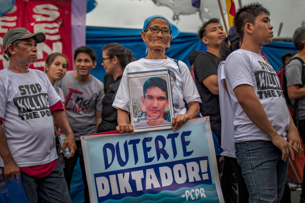 Un grupo de filipinos realizan una protesta contra el gobernante Rodrigo Duterte