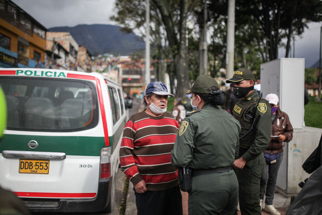 La policía vigila el movimiento de personas en las calles de Colombia