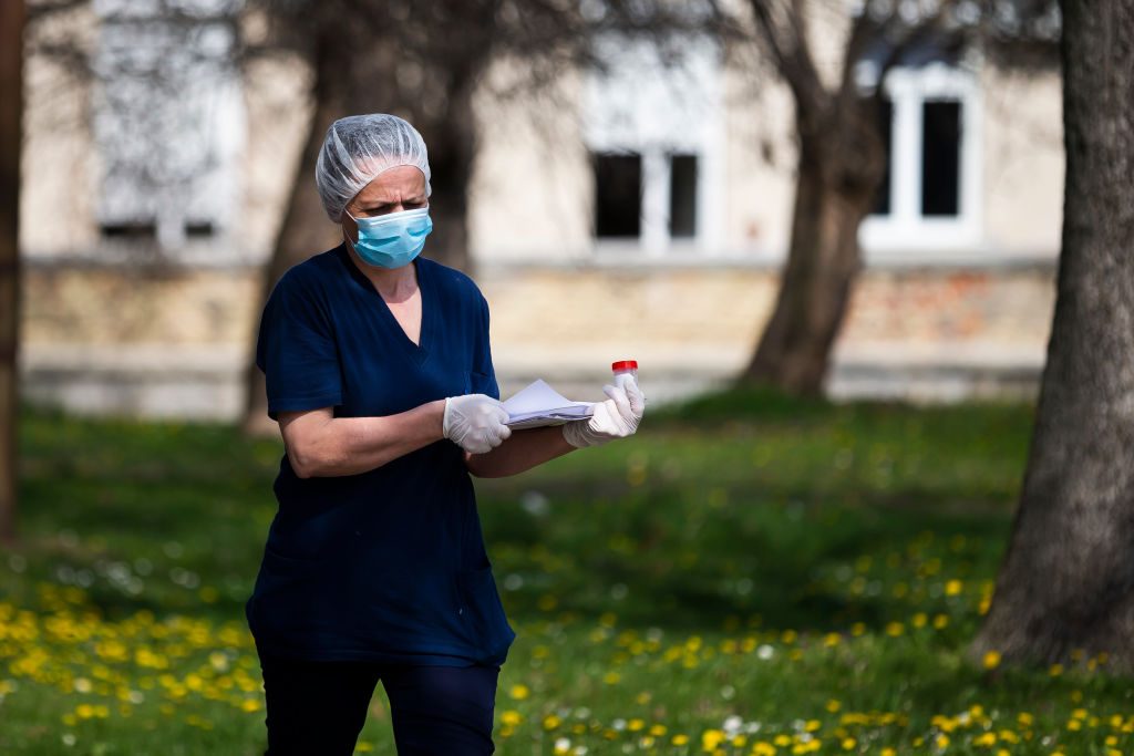 Psicóloga criticó "discriminación y estigma" a profesionales de la salud en medio de la pandemia: "Son los mismos que te van a tener que cuidar"