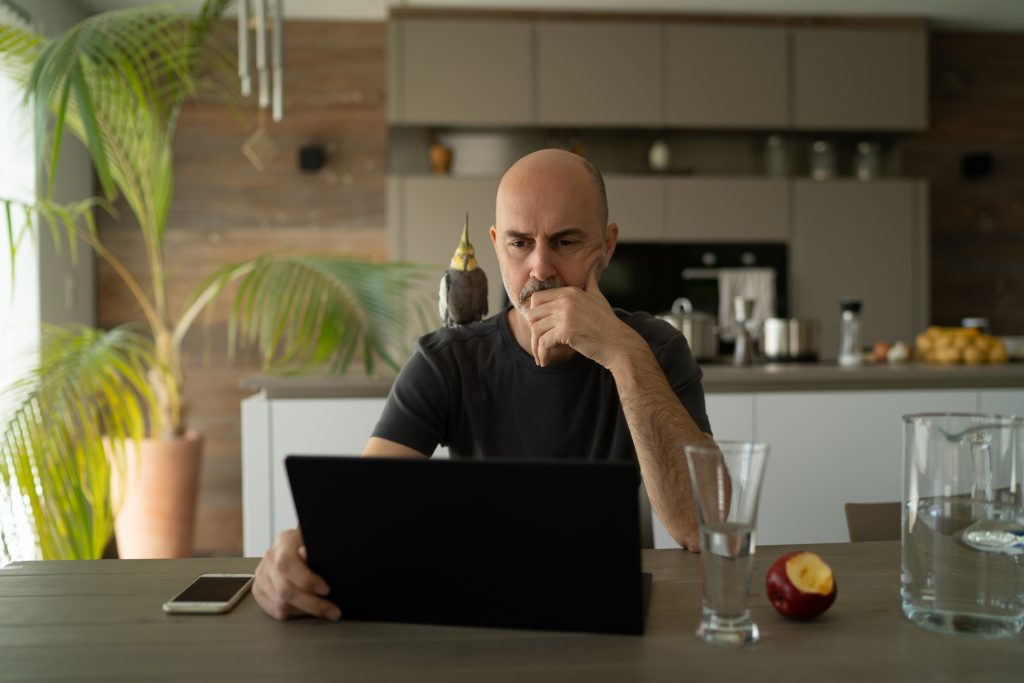 Experto entregó tips para buscar trabajo en cuarentena: "Hay una demanda súper fuerte por gente trabajando en tecnología"