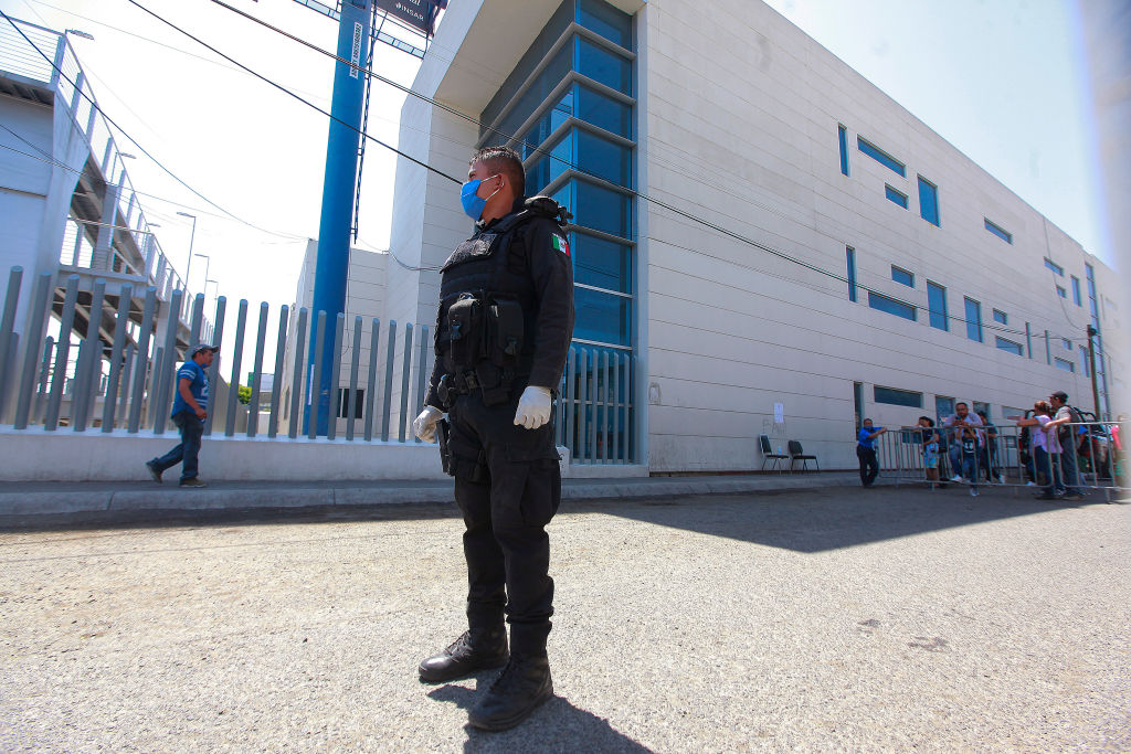 Un policía mexicano cuida el ingreso al Hospital de Querétaro