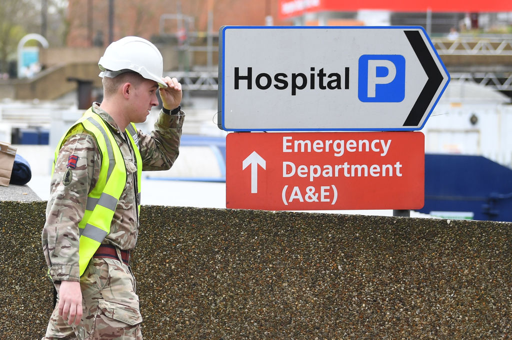 Un efectivo militar vigila las afueras de un hospital del Reino Unido