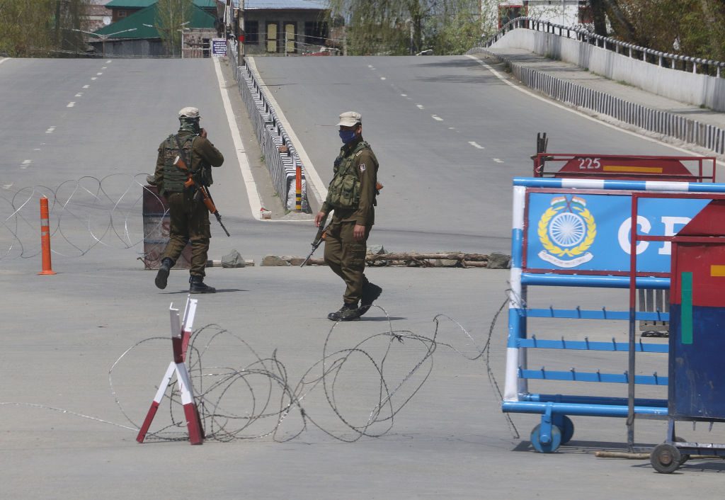 Militares de India y Pakistán mantienen enfrentamientos en Cachemira a pesar del Covid-19