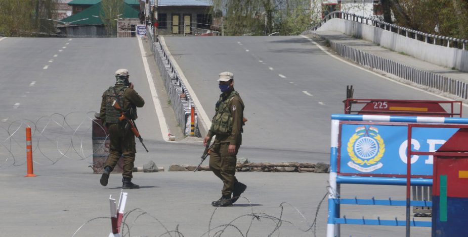 Militares de India y Pakistán mantienen enfrentamientos en Cachemira a pesar del Covid-19