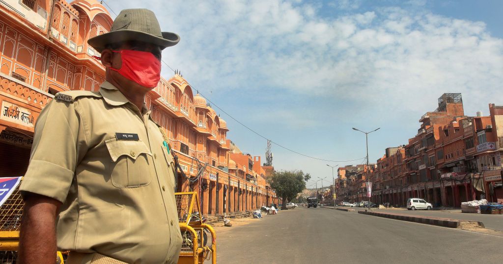 Un policía vigila una calle en la ciudad india de Jaipur