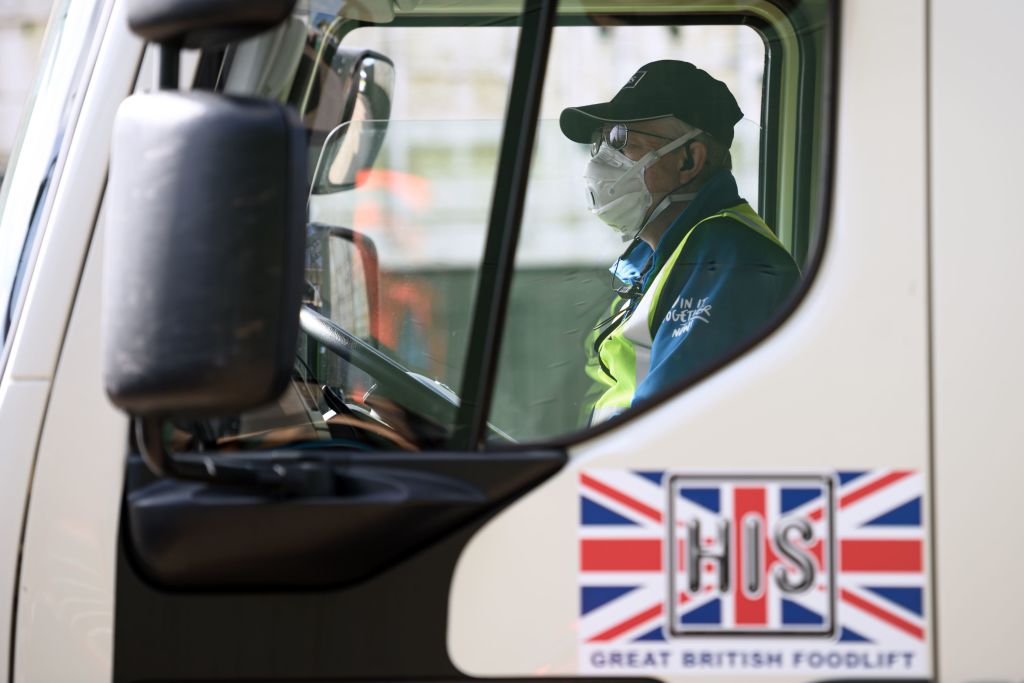 Un trabajador del transporte utiliza una mascarilla en Inglaterra
