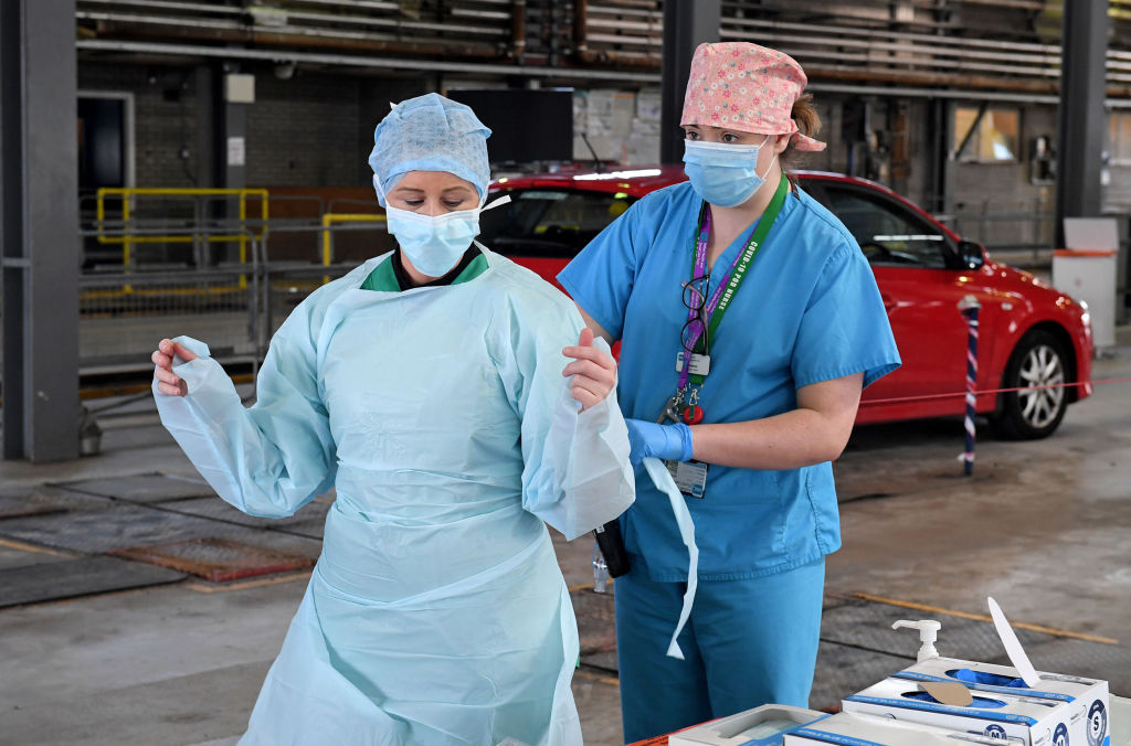 Unas trabajadoras de la salud se colocan ropa de seguridad en un hospital de Irlanda
