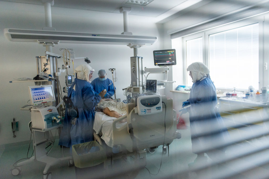 Un equipo médico atiende a un paciente de Covid-19 en un hospital de Bologna