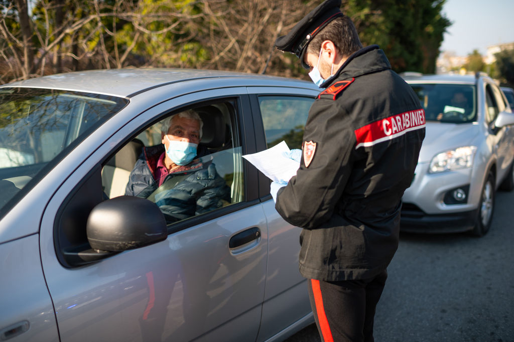 Un policía realiza un chequeo a un automovilista en Italia