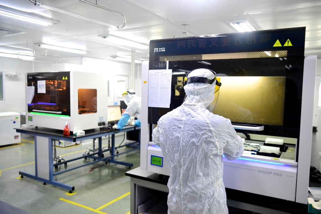 Un científico cumple labores en un laboratorio de la ciudad de Shenzhen