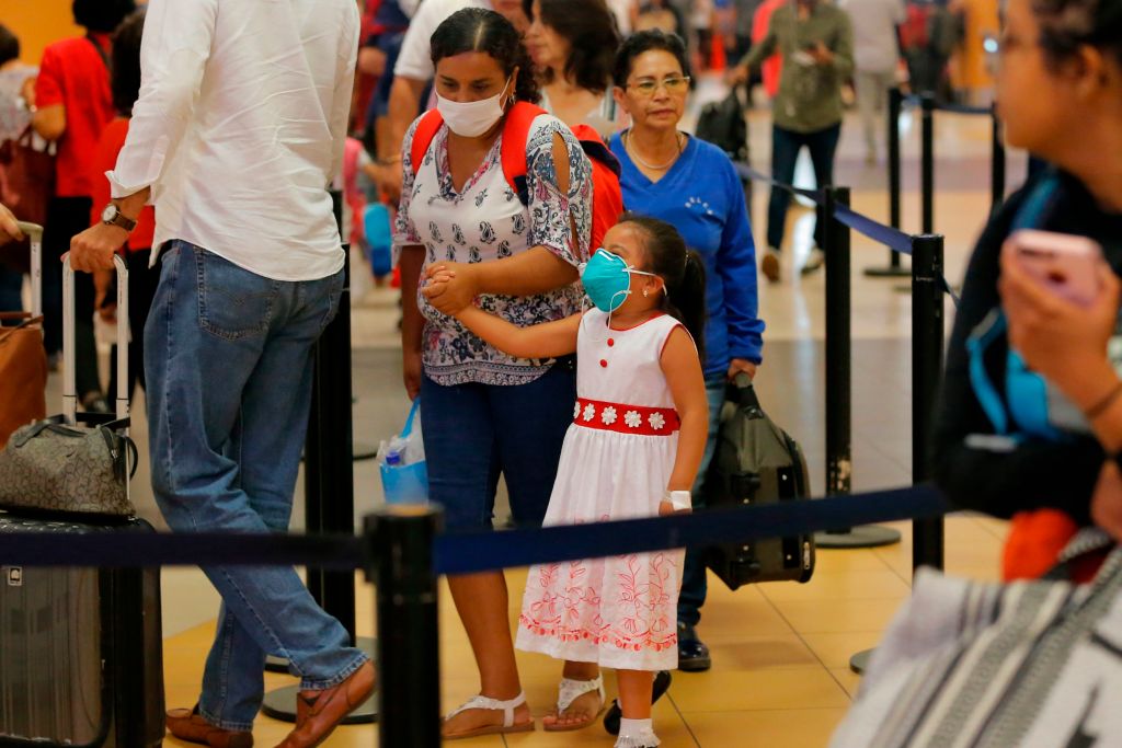 Unas pasajeras utilizan máscaras en el aeropuerto de Lima
