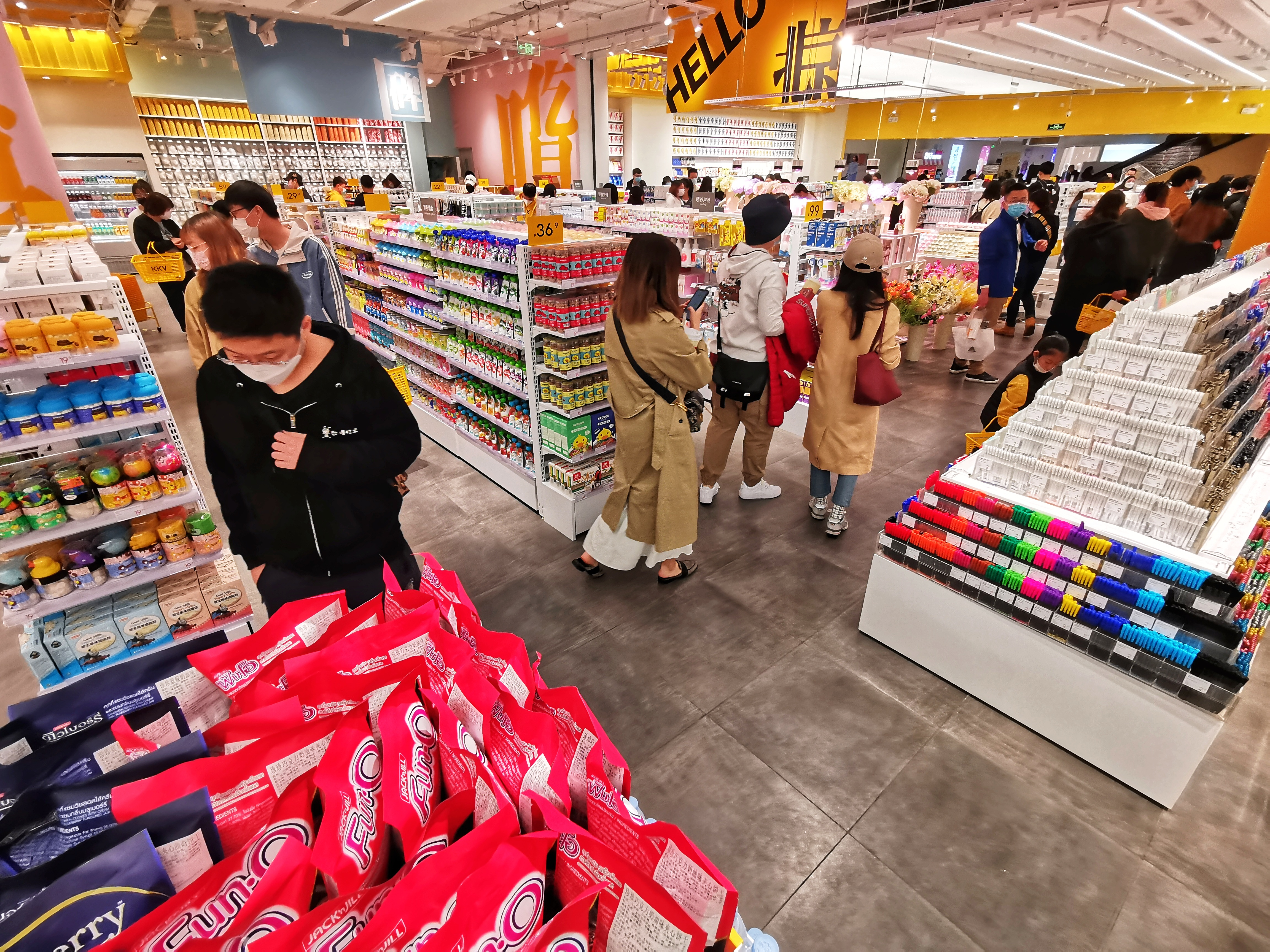 Un grupo de personas al interior de una tienda comercial en la ciudad china de Pekín