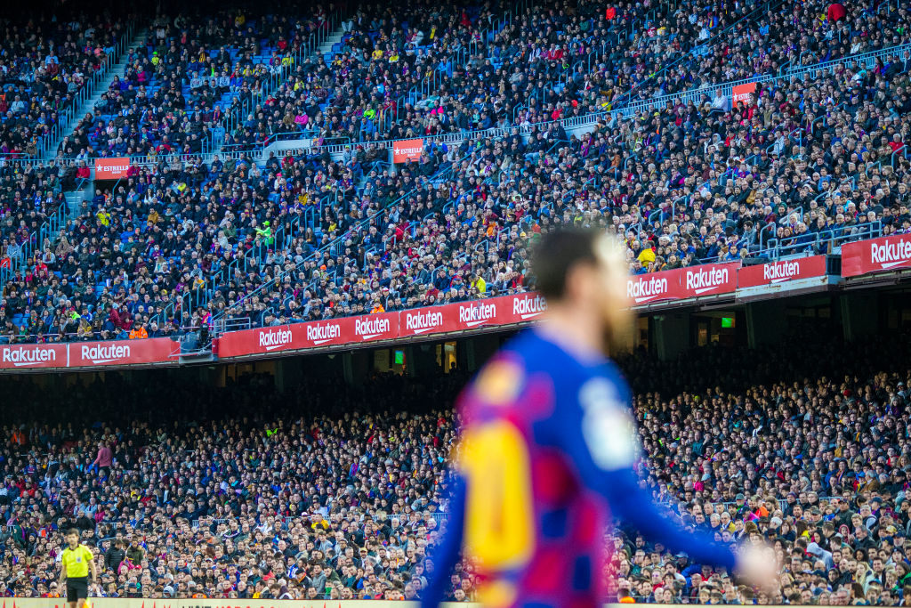 Lionel Messi en la cancha del Estadio Camp Nou