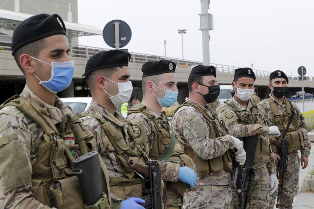 Militares del Líbano custodian el aeropuerto internacional de Beirut