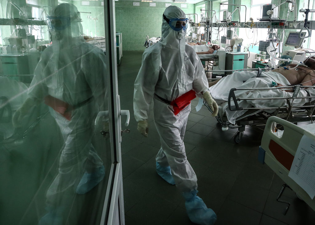 Una enfermera vigila a pacientes del Covid-9 en Moscú
