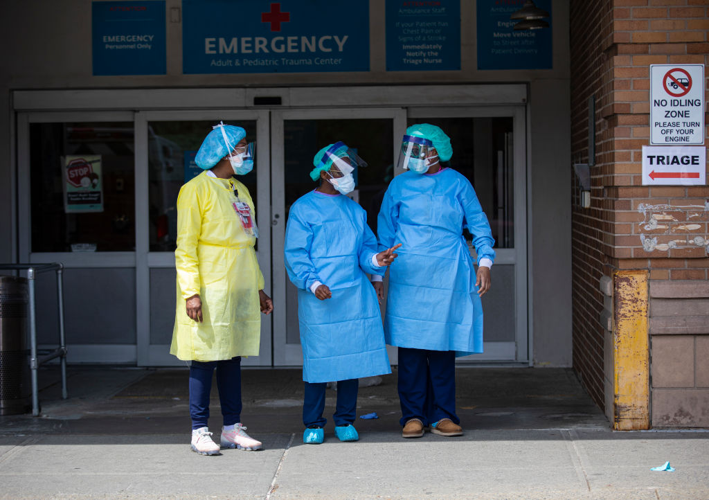 Doctoras esperan la llegada de pacientes en el Maimonides Medical 