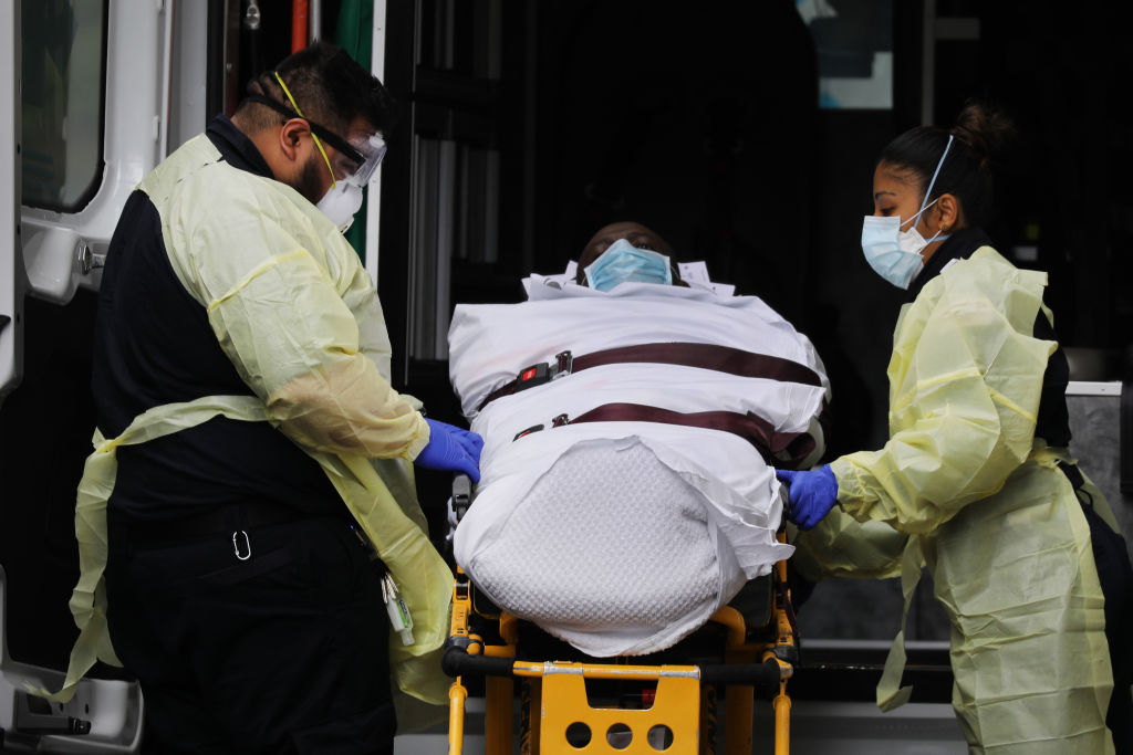 Funcionarios de emergencia transportan a un paciente en la ciudad de Nueva York