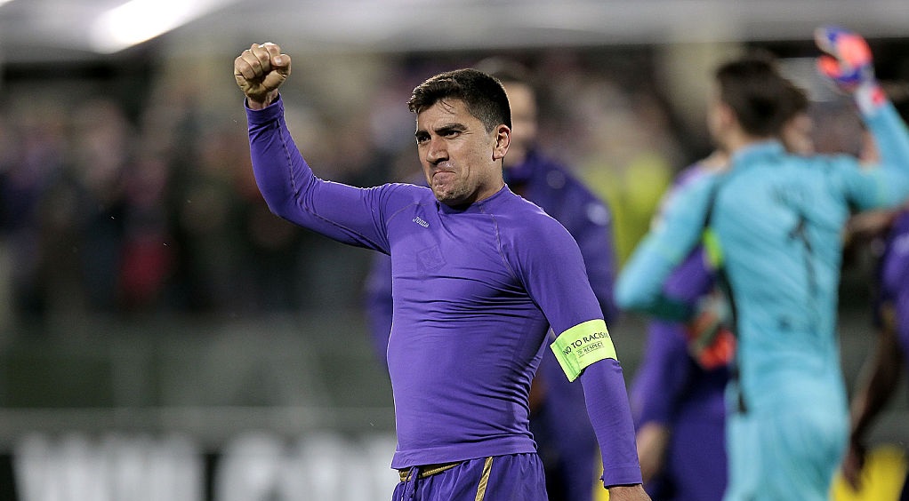 David Pizarro defendiendo a Fiorentina en la Europa League de la UEFA en 2015