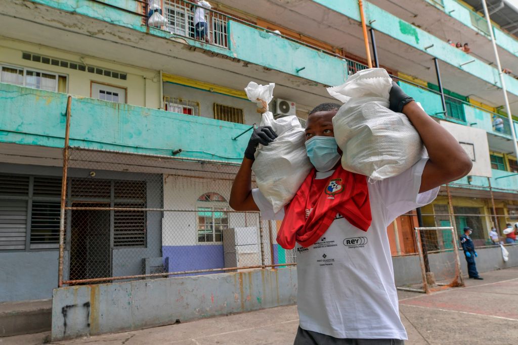 Un voluntario reparte alimentos en el barrio El Chorrillo de Ciudad de Panamá