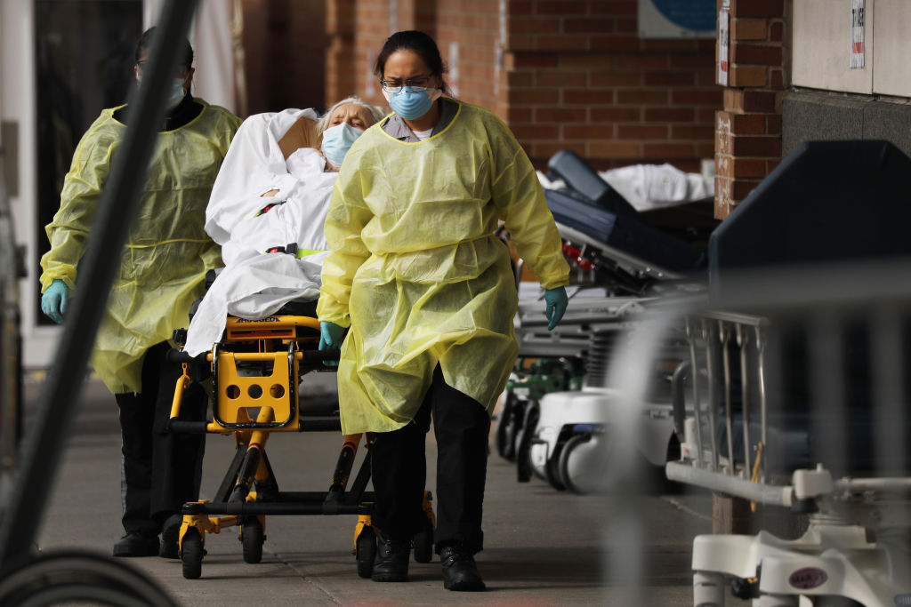 Un equipo médico ingresa a un paciente con Covid-19 en un hospital de Nueva York