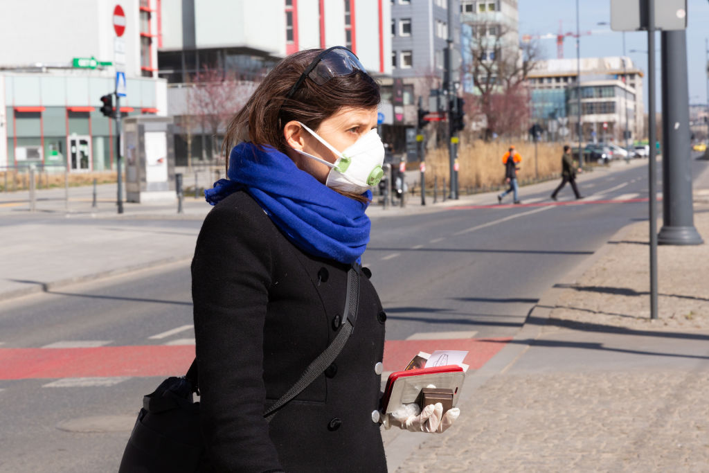 Una mujer utiliza una mascarilla en la ciudad polaca de Lodz