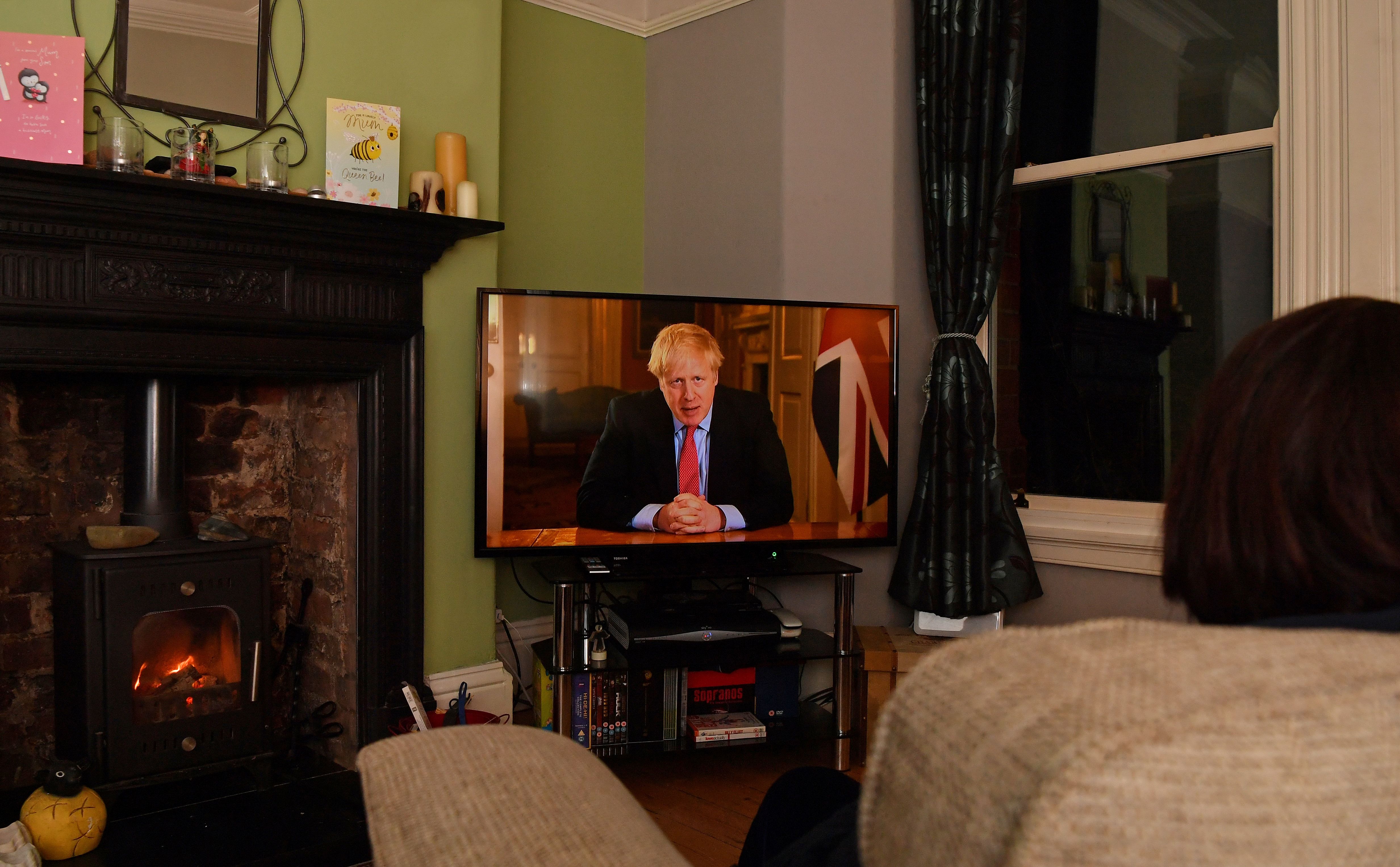 Una familia observa el último mensaje televisado de Johnson