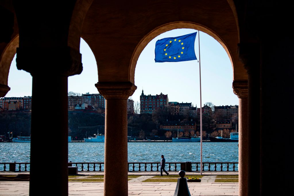 La bandera de la Unión Europea flamea en la ciudad sueca de Estocolmo