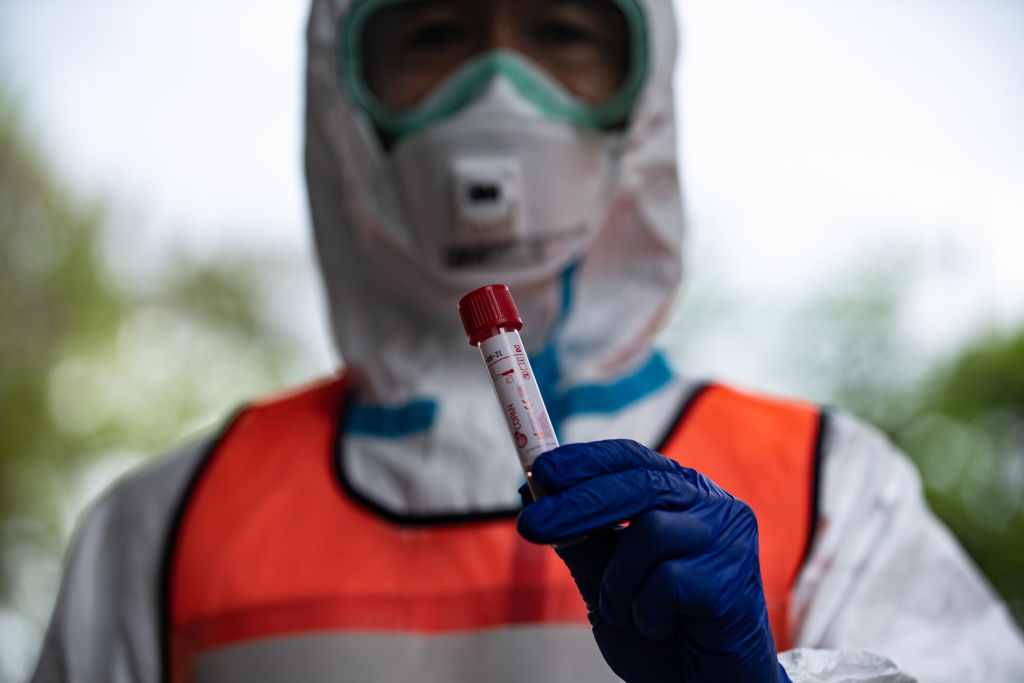 Un medico lleva la muestra de un paciente de Covid-19 en Japón