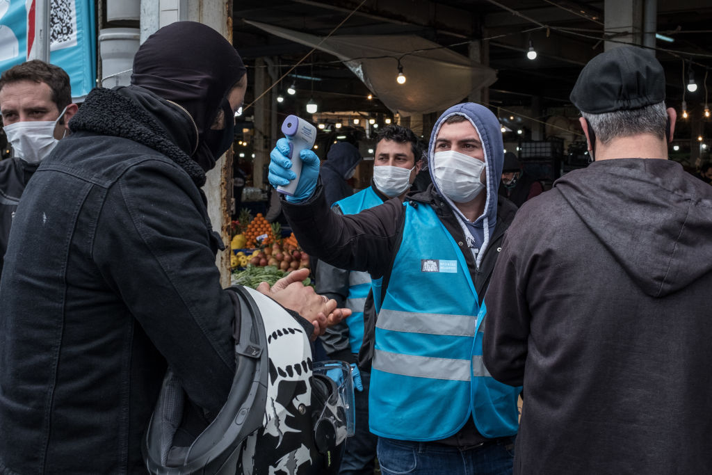 La policía de la ciudad de Besiktas realiza mediciones de temperatura en Turquía