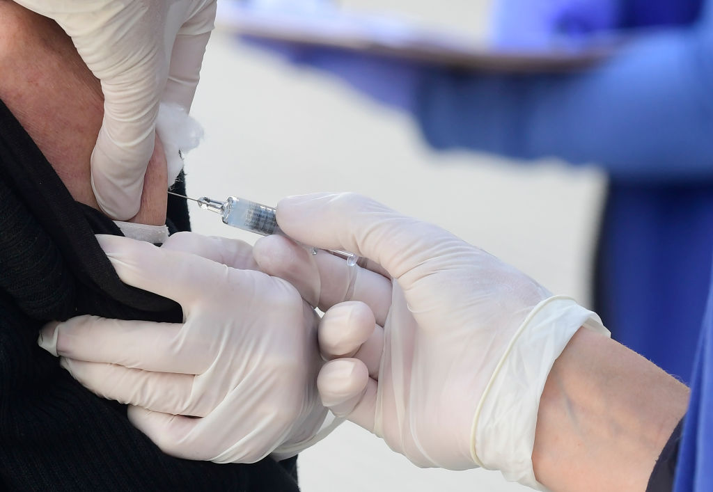 Un médico aplica una vacuna contra la influenza en un hospital de Buenos Aires