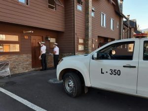 Marinos y carabineros fiscalizan viviendas en Pucón para evitar llegada de visitantes