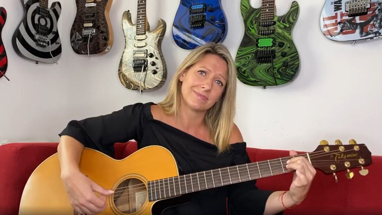 Tome Mi Guitarra Despues De 11 Anos Macarena Tondreau Sorprendio Cantando En Cuarentena