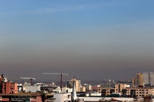 Decretan preemergencia ambiental para este martes en un Santiago bajo cuarentena