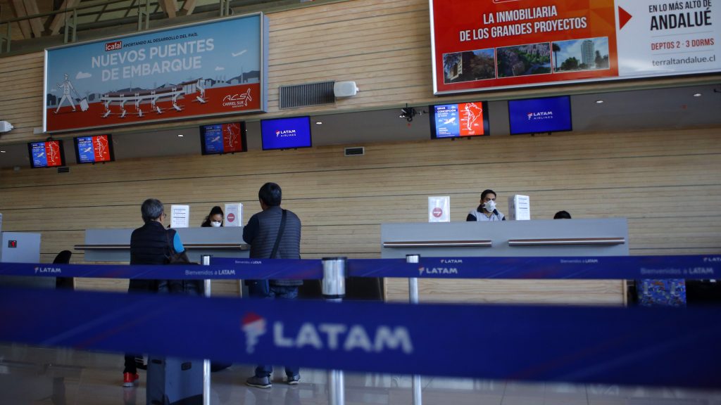 Hacienda por decisión de Latam: "Hay sectores importantes de nuestra economía que dependen de los servicios que presta la aerolínea"