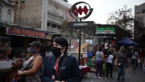 Estudio arrojó que movilidad en comunas de la Región Metropolitana con menores ingresos se redujo entre un 15% y 25%