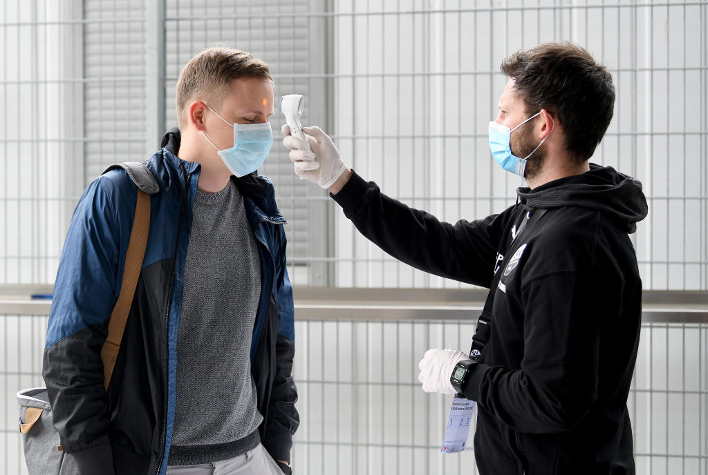 A un trabajador le miden la temperatura para ingresar a un estadio en Alemania