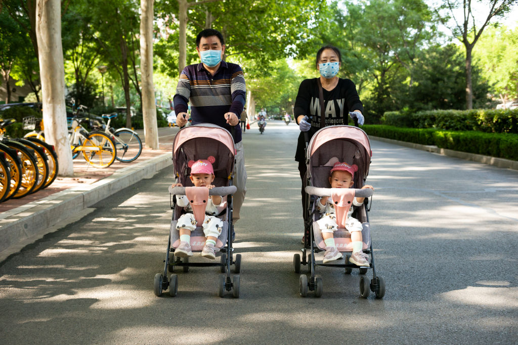 Una familia pasea en la ciudad de Jinan