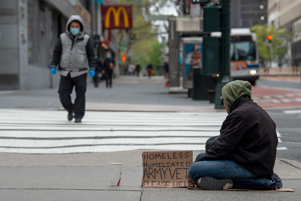 Un hombre pide limosna en la ciudad de Nueva York