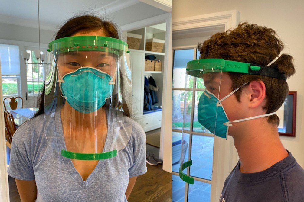 Jóvenes crean escudos faciales con impresoras 3D para enfrentar la pandemia