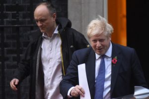 Asesor de Boris Johnson se niega a renunciar pese a romper cuarentena por Covid-19
