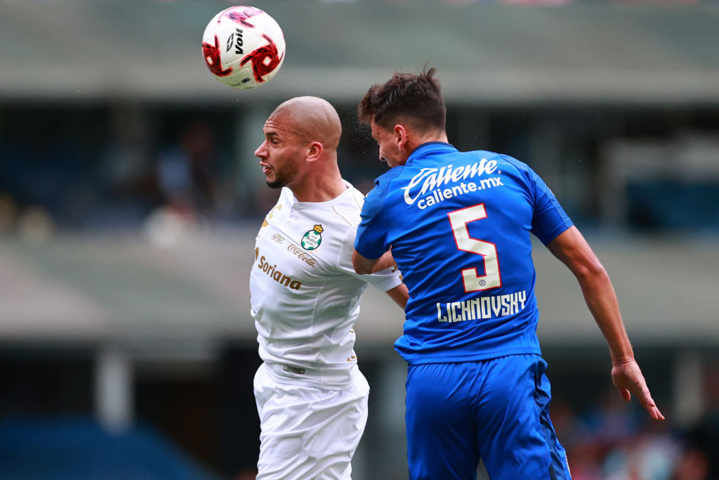 Igor Lichnovsky defendiendo al Cruz Azul