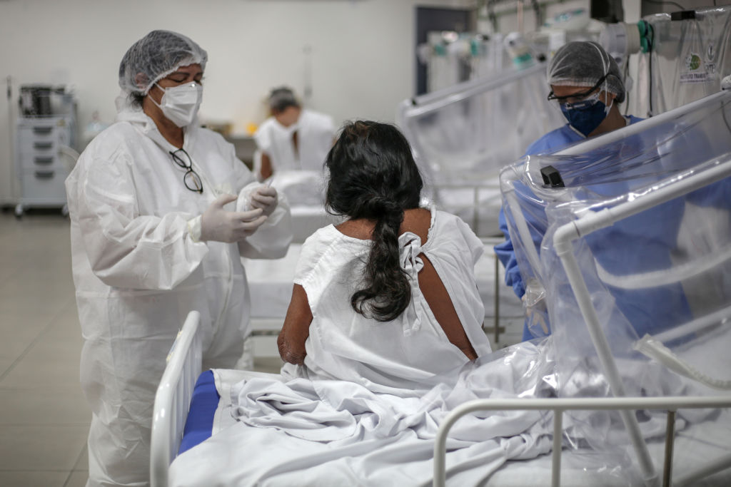 Médicos atienden a una paciente con Covid-19 en Manaos