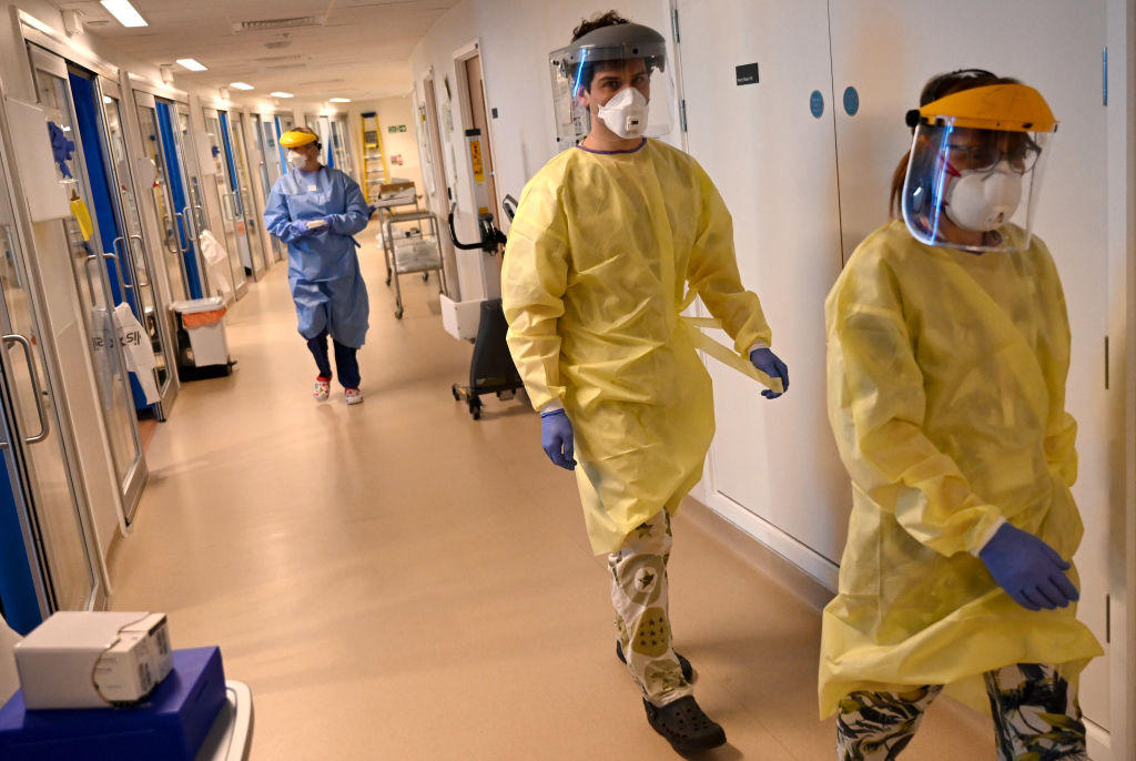 Los trabajadores de la salud enfrentan la pandemia en un hospital de Cambridge