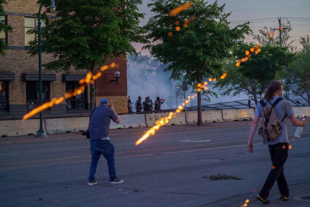 La policía reprime las protestas en Minneapolis