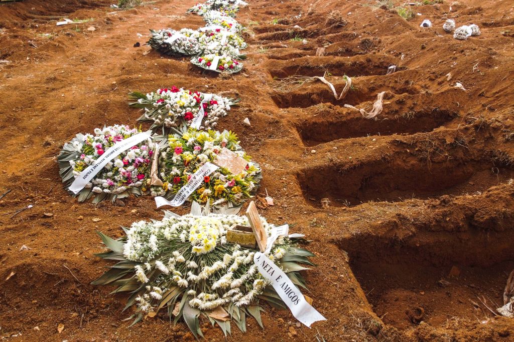 Cementerio prepara grupos de entierros por Covid-19 en Brasil