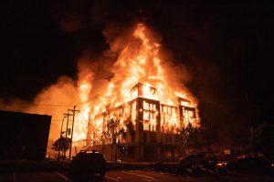 Se incendia estación de la policía en medio de las protestas en Minneapolis